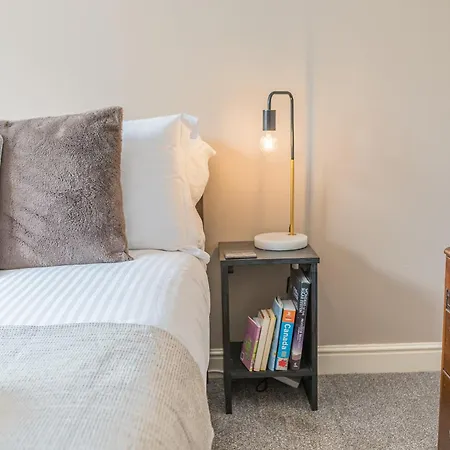 Апартаменты Couples Getaway In Windermere, Ground Floor Flat With Parking